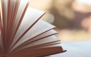 Colleen Hoover — książki, które inspirują i wciągają
